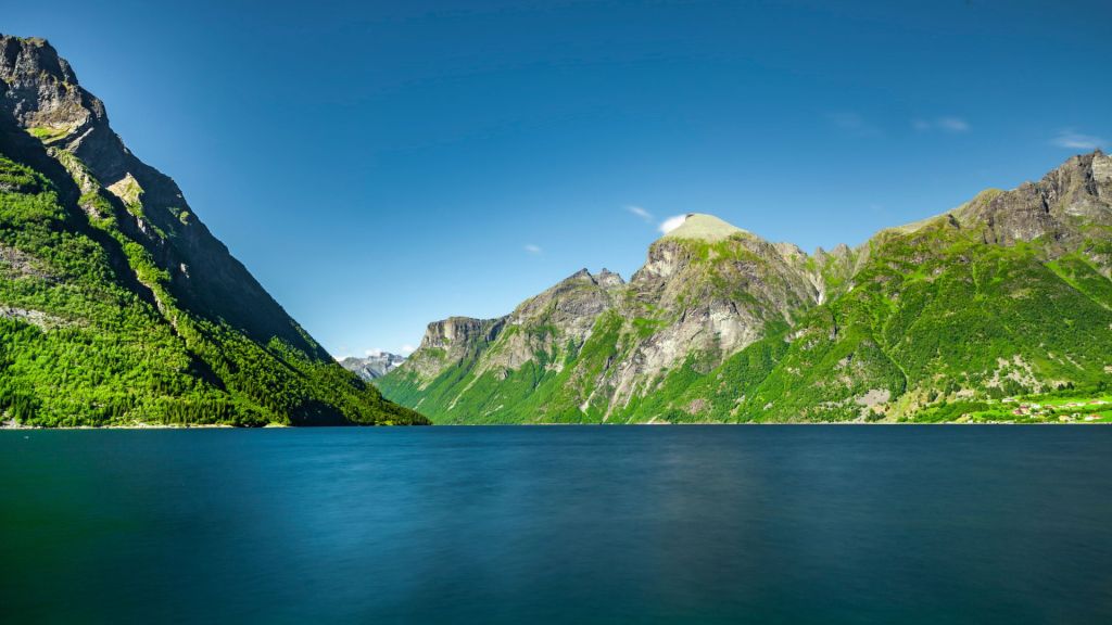 the-stunning-landscapes-of-hjørundfjord