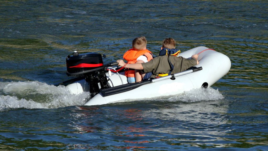 choosing-a-propulsion-system-oars-motors-and-sails